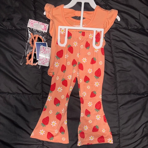 Strawberry Themed Baby Clothing Set NWT - Picture 11 of 12